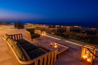 villa 8 Rooms for seasonal rent on L ILE ROUSSE (20220)