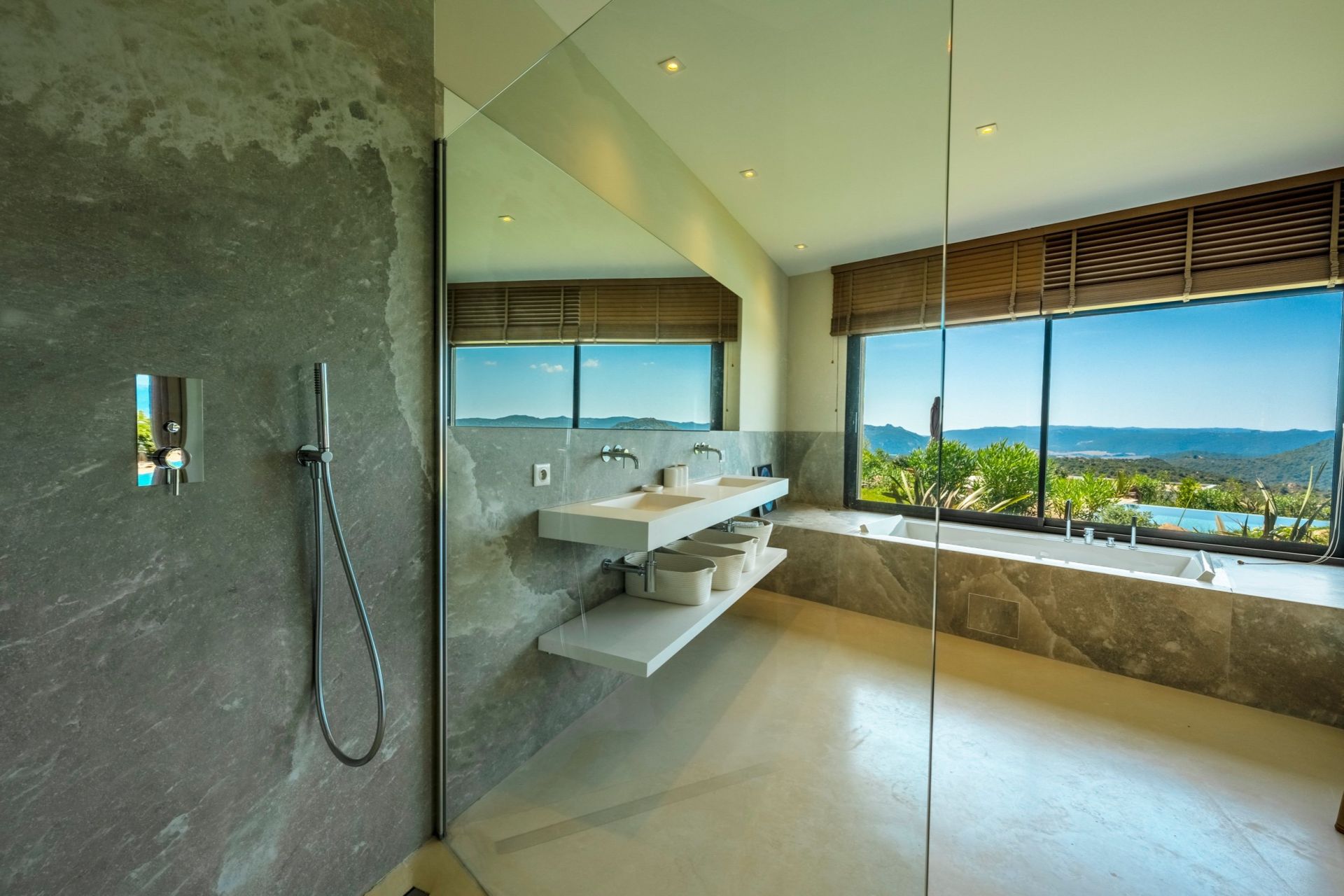 villa 8 Rooms for seasonal rent on PORTO VECCHIO (20137)