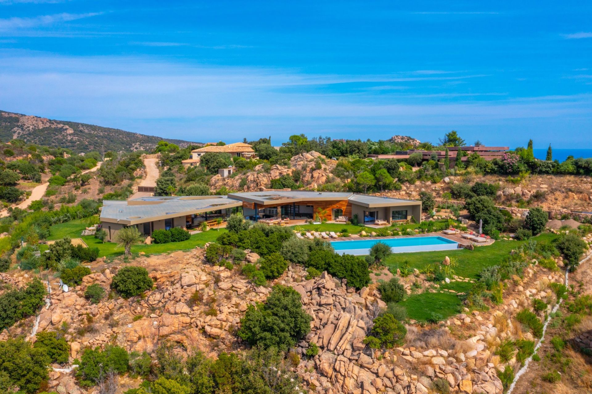 villa 8 Rooms for seasonal rent on PORTO VECCHIO (20137)