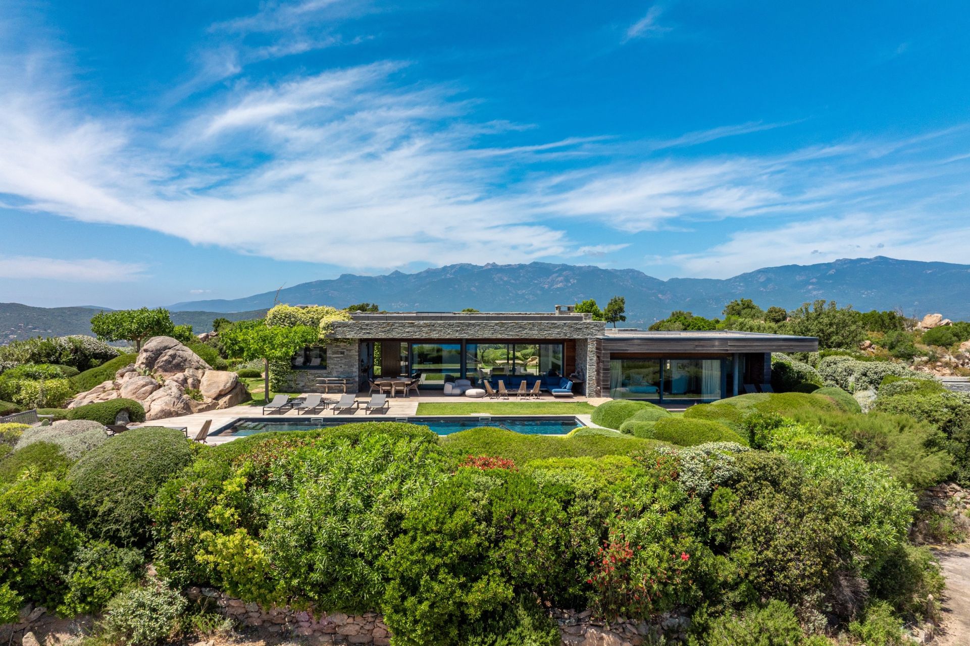 villa 7 Rooms for seasonal rent on PORTO VECCHIO (20137)