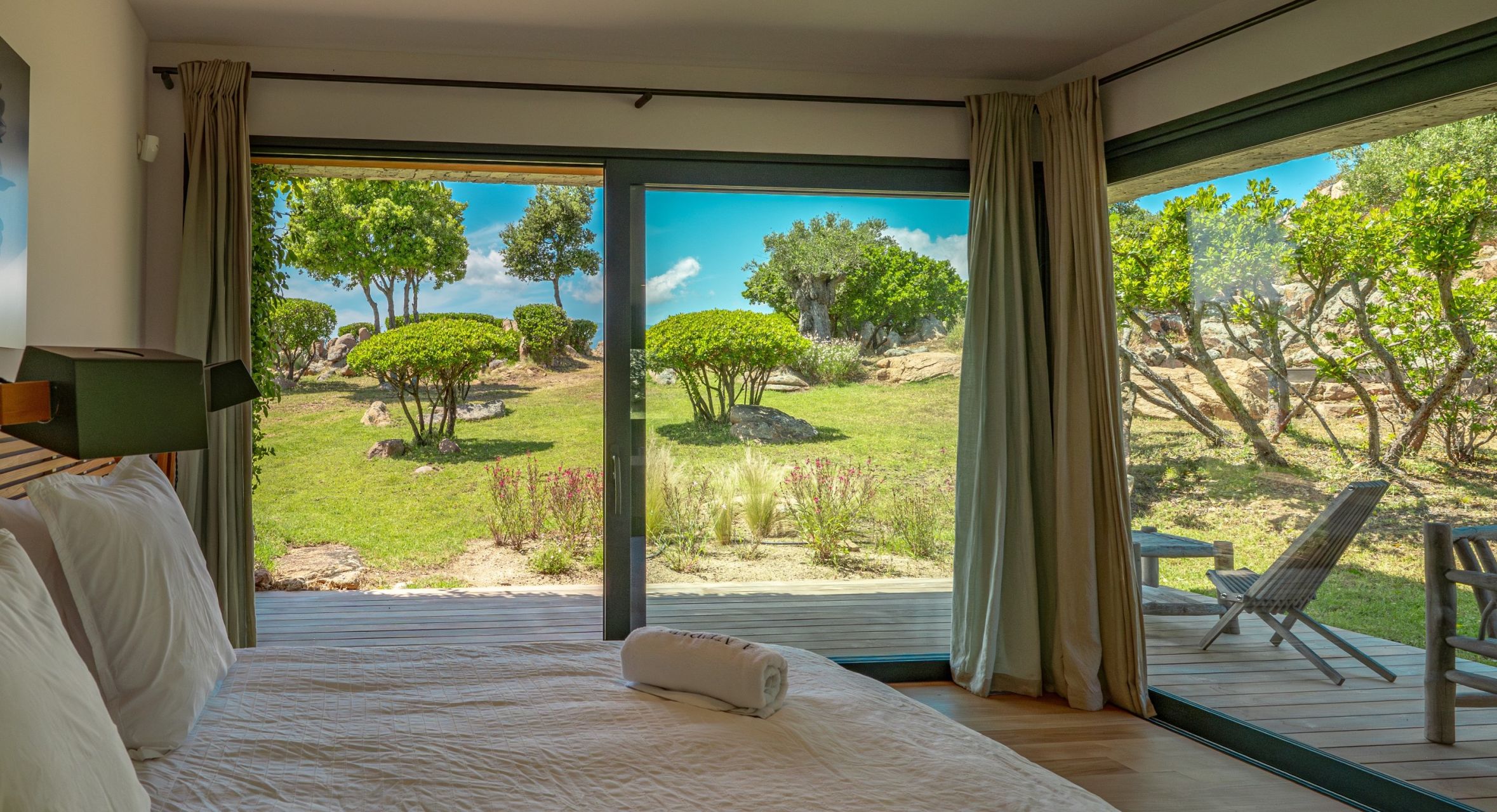 villa 7 Rooms for seasonal rent on PORTO VECCHIO (20137)