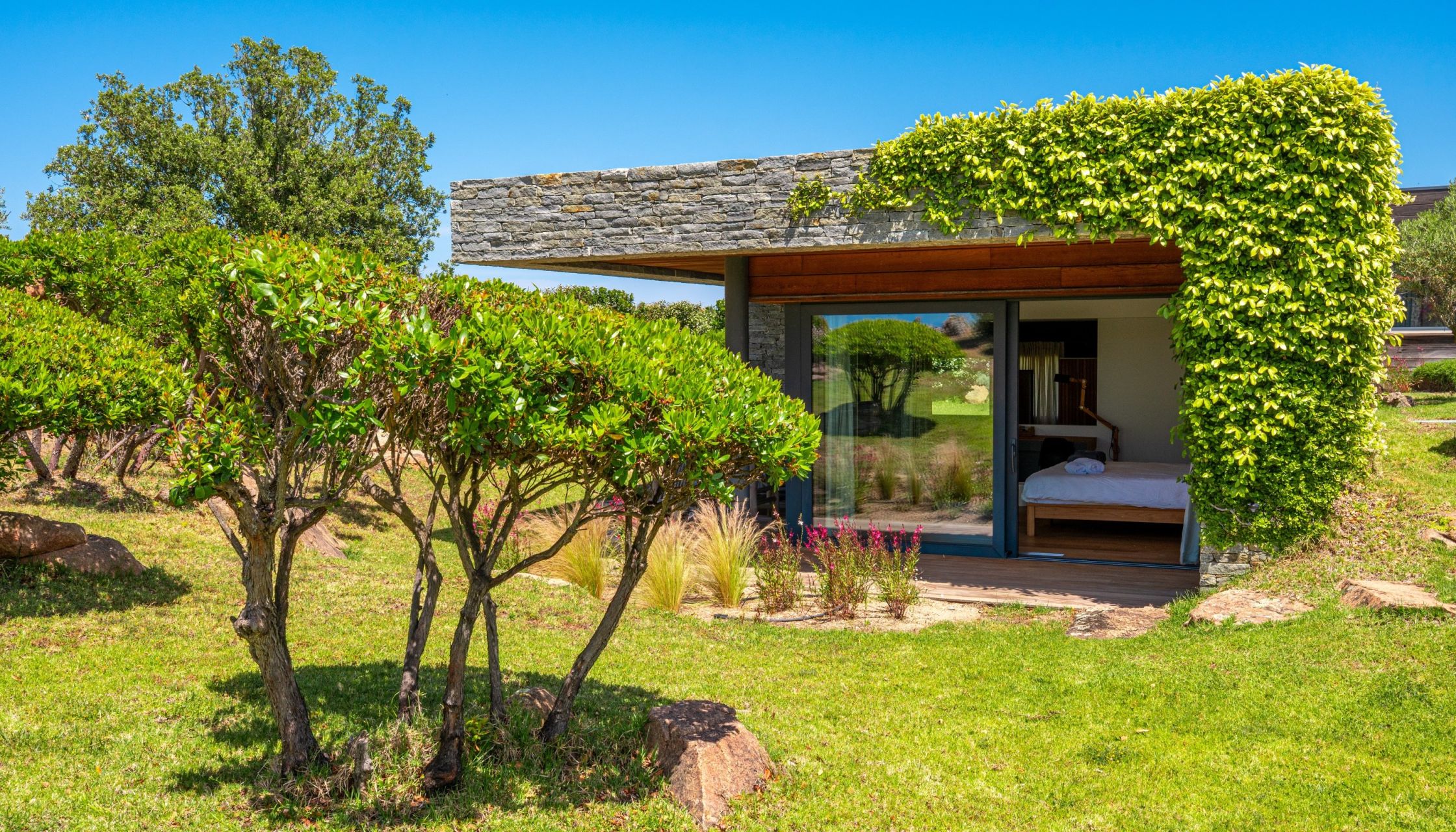 villa 7 Rooms for seasonal rent on PORTO VECCHIO (20137)