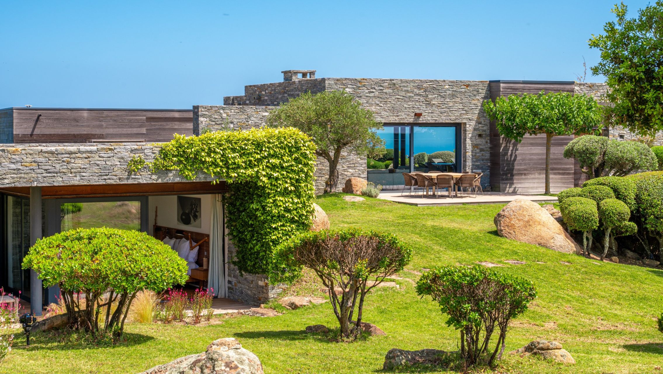 villa 7 Rooms for seasonal rent on PORTO VECCHIO (20137)