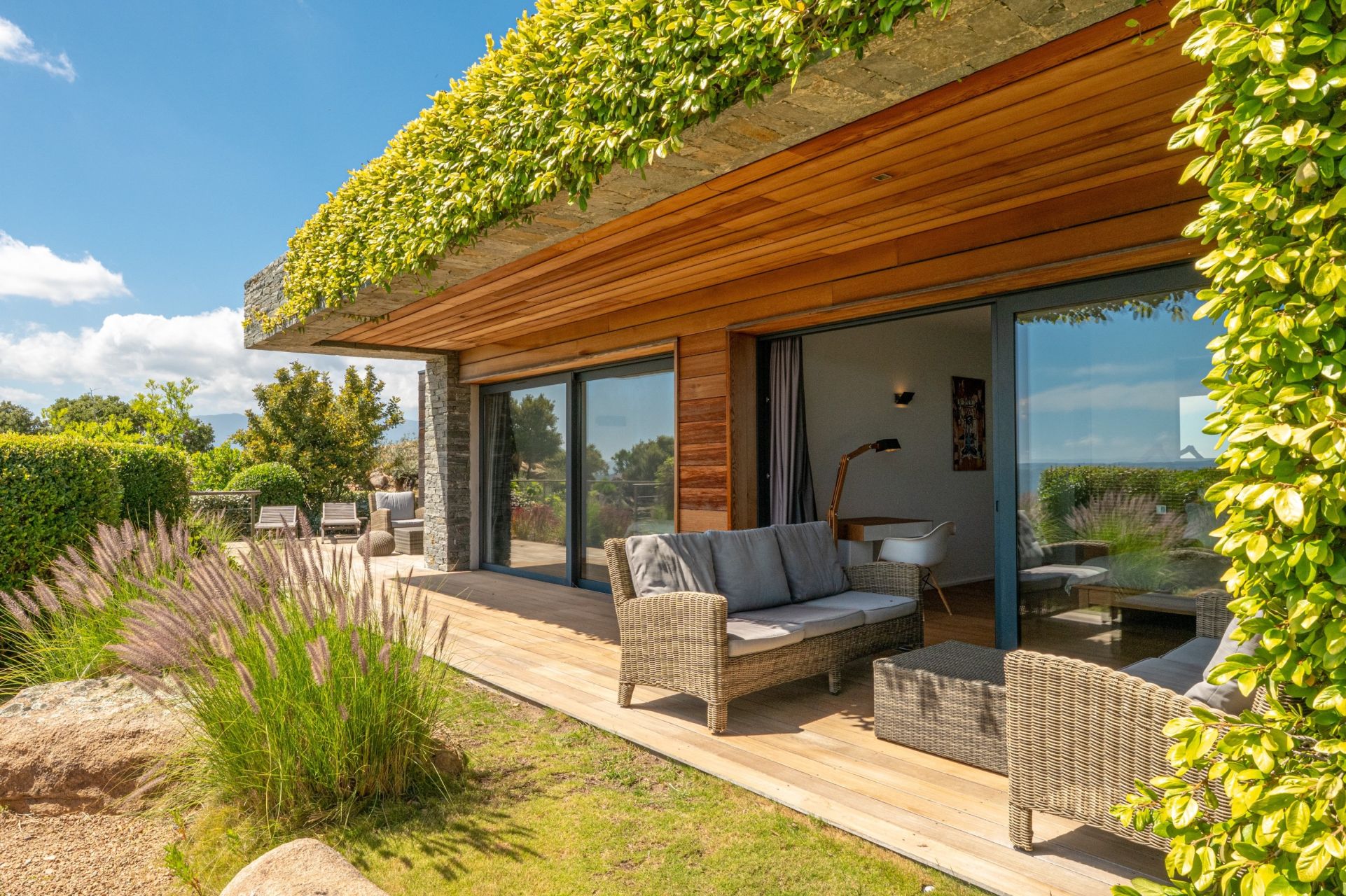 villa 7 Rooms for seasonal rent on PORTO VECCHIO (20137)