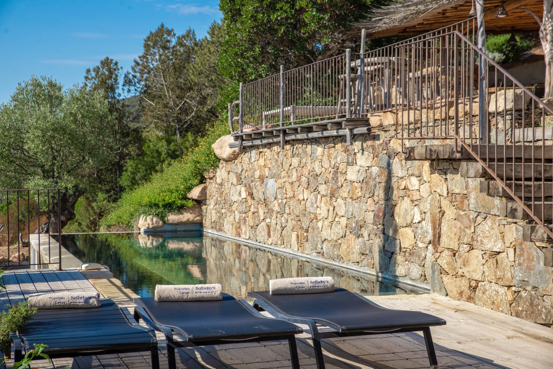 villa 6 Rooms for seasonal rent on PORTO VECCHIO (20137)