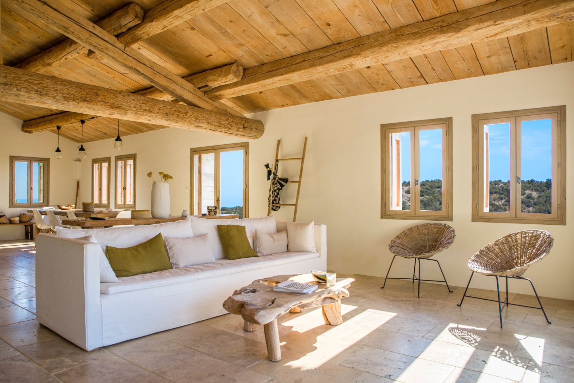 villa 6 Rooms for seasonal rent on PORTO VECCHIO (20137)