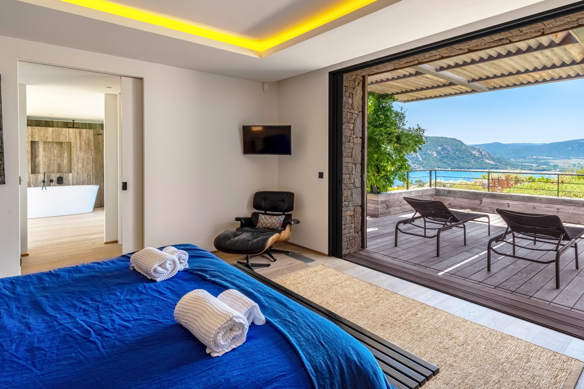 villa 14 Rooms for seasonal rent on PORTO VECCHIO (20137)