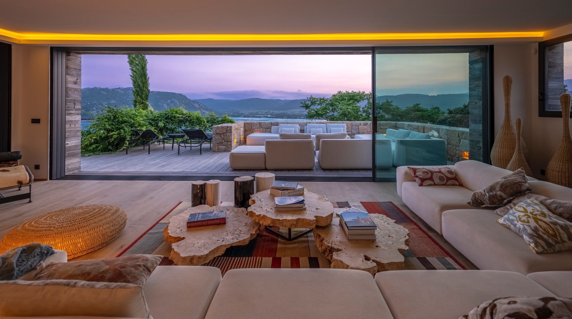 villa 14 Rooms for seasonal rent on PORTO VECCHIO (20137)