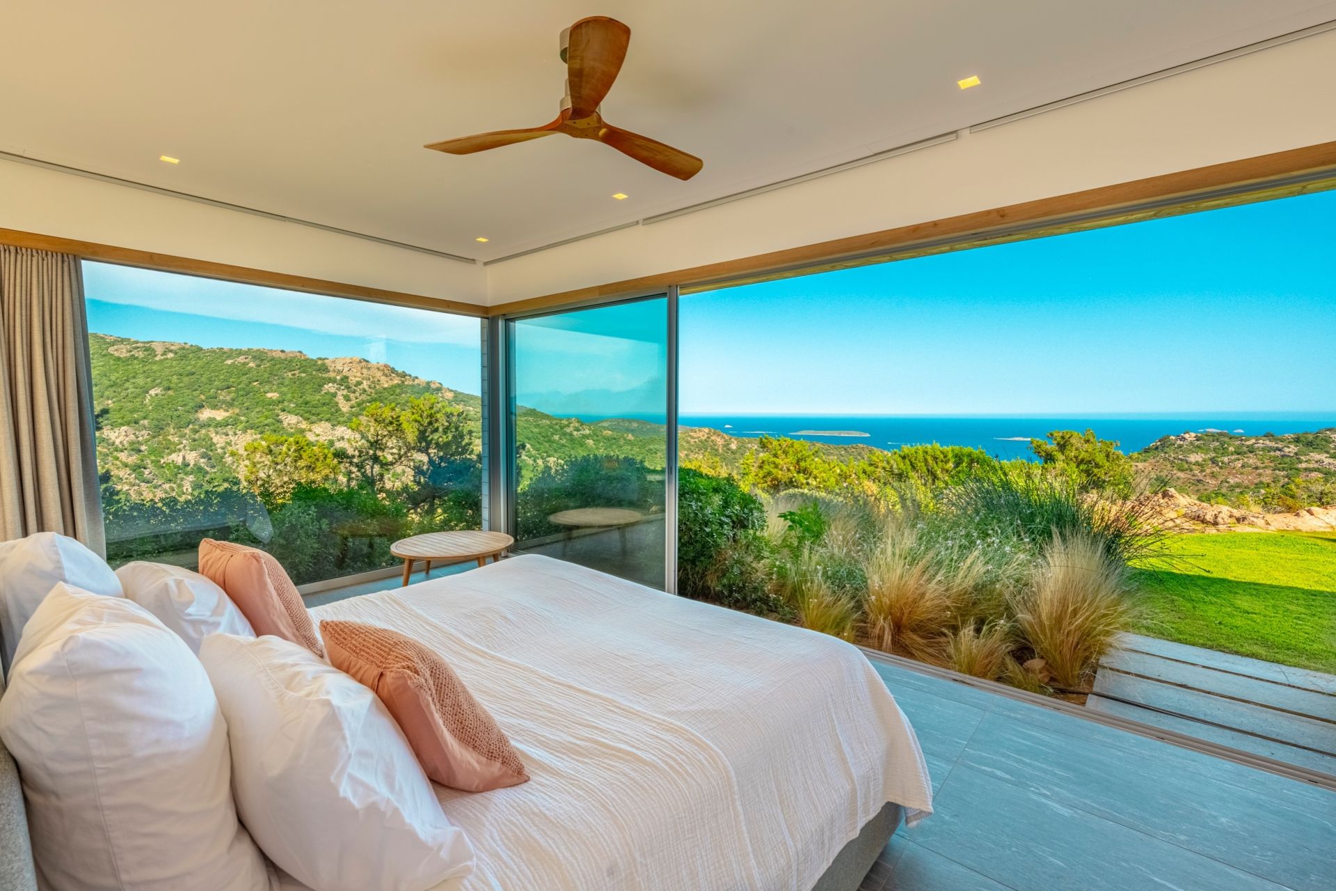 villa 7 Rooms for seasonal rent on PORTO VECCHIO (20137)