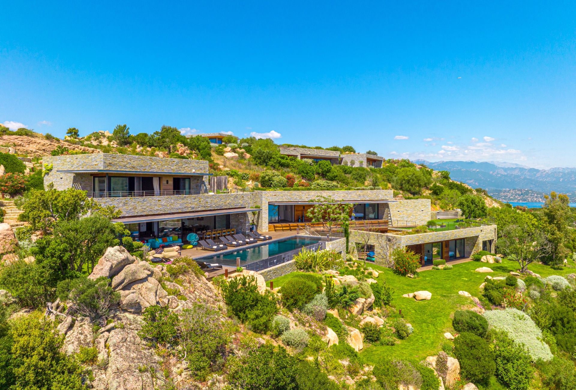 villa 8 Rooms for seasonal rent on PORTO VECCHIO (20137)