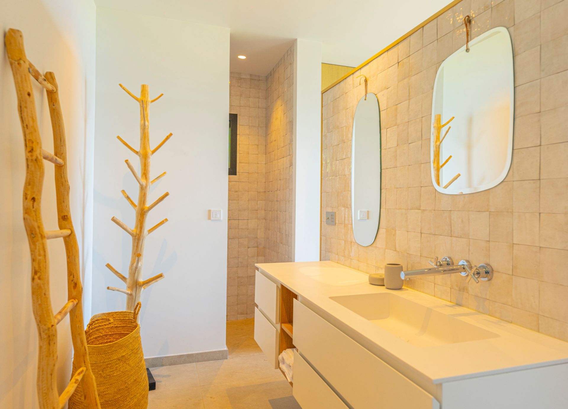 villa 8 Rooms for seasonal rent on PORTO VECCHIO (20137)