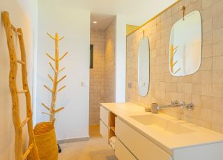 villa 8 Rooms for seasonal rent on PORTO VECCHIO (20137)