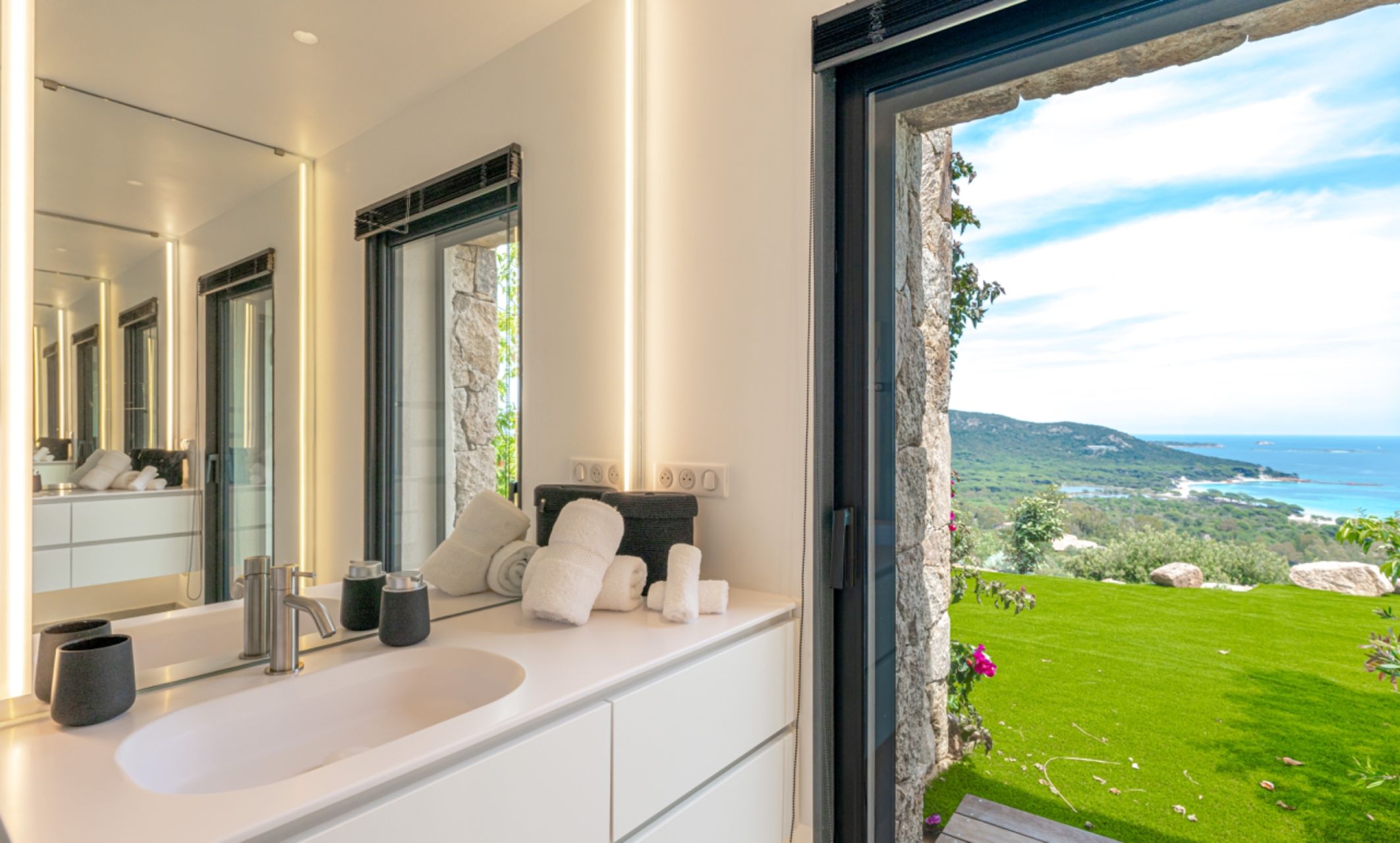 villa 8 Rooms for seasonal rent on PORTO VECCHIO (20137)