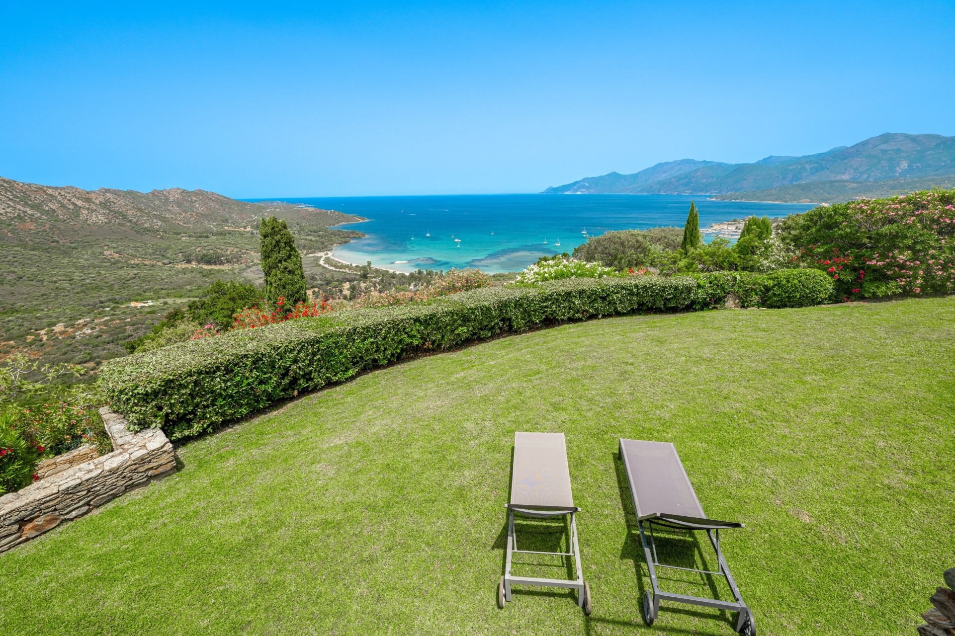 house 8 Rooms for seasonal rent on ST FLORENT (20217)