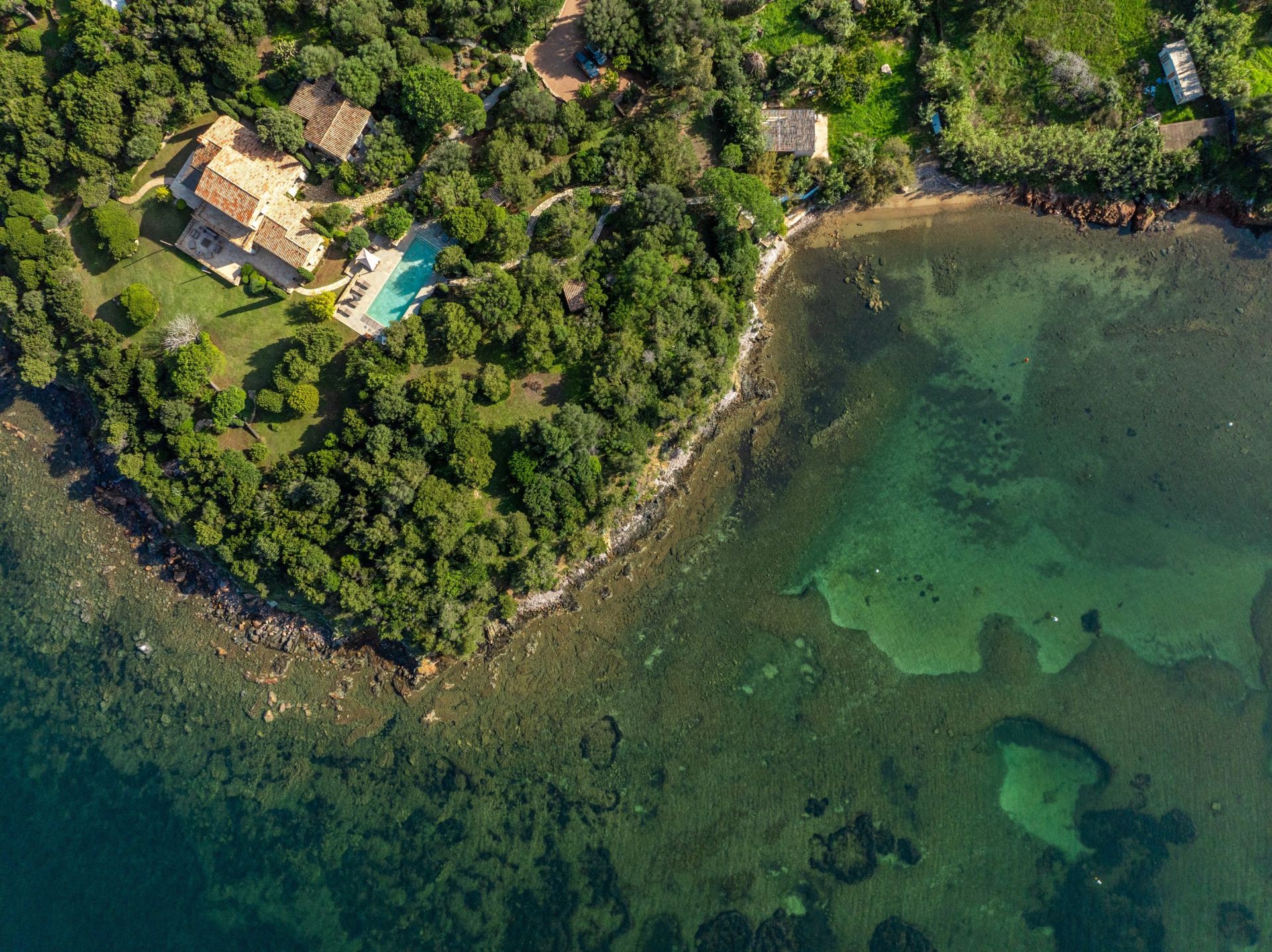 villa 6 Rooms for seasonal rent on PORTO VECCHIO (20137)