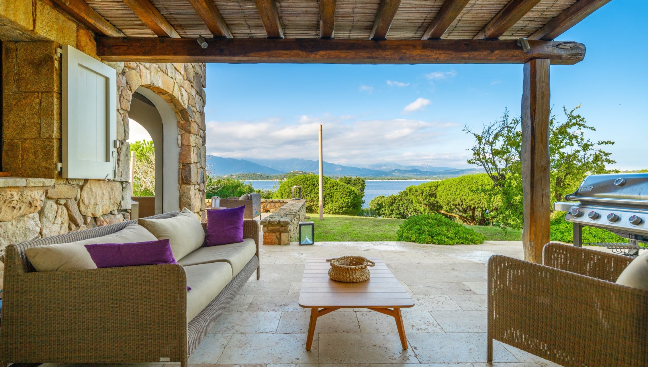 villa 6 Rooms for seasonal rent on PORTO VECCHIO (20137)