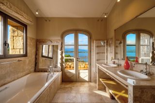 villa 6 Rooms for seasonal rent on PORTO VECCHIO (20137)
