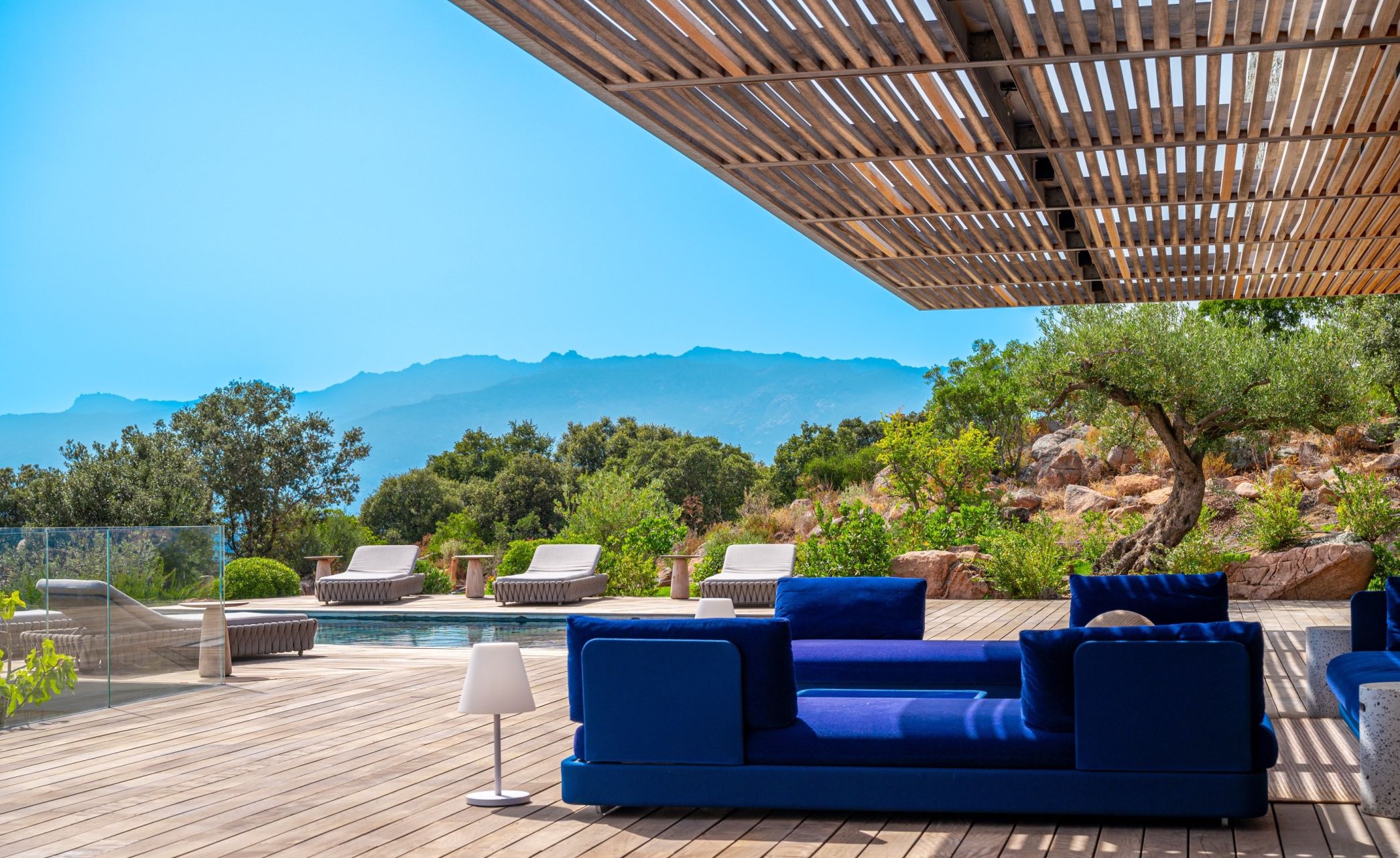 villa 6 Rooms for seasonal rent on PORTO VECCHIO (20137)