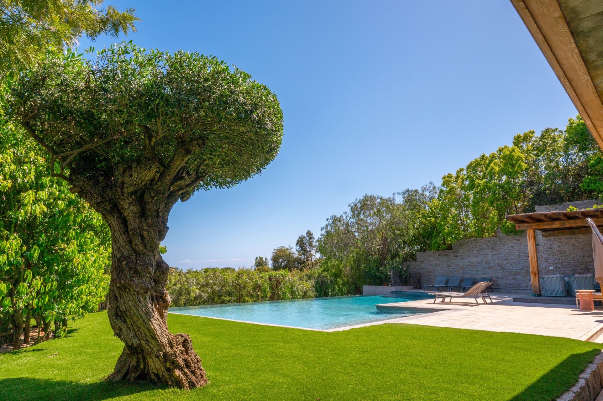 villa 7 Rooms for seasonal rent on PORTO VECCHIO (20137)