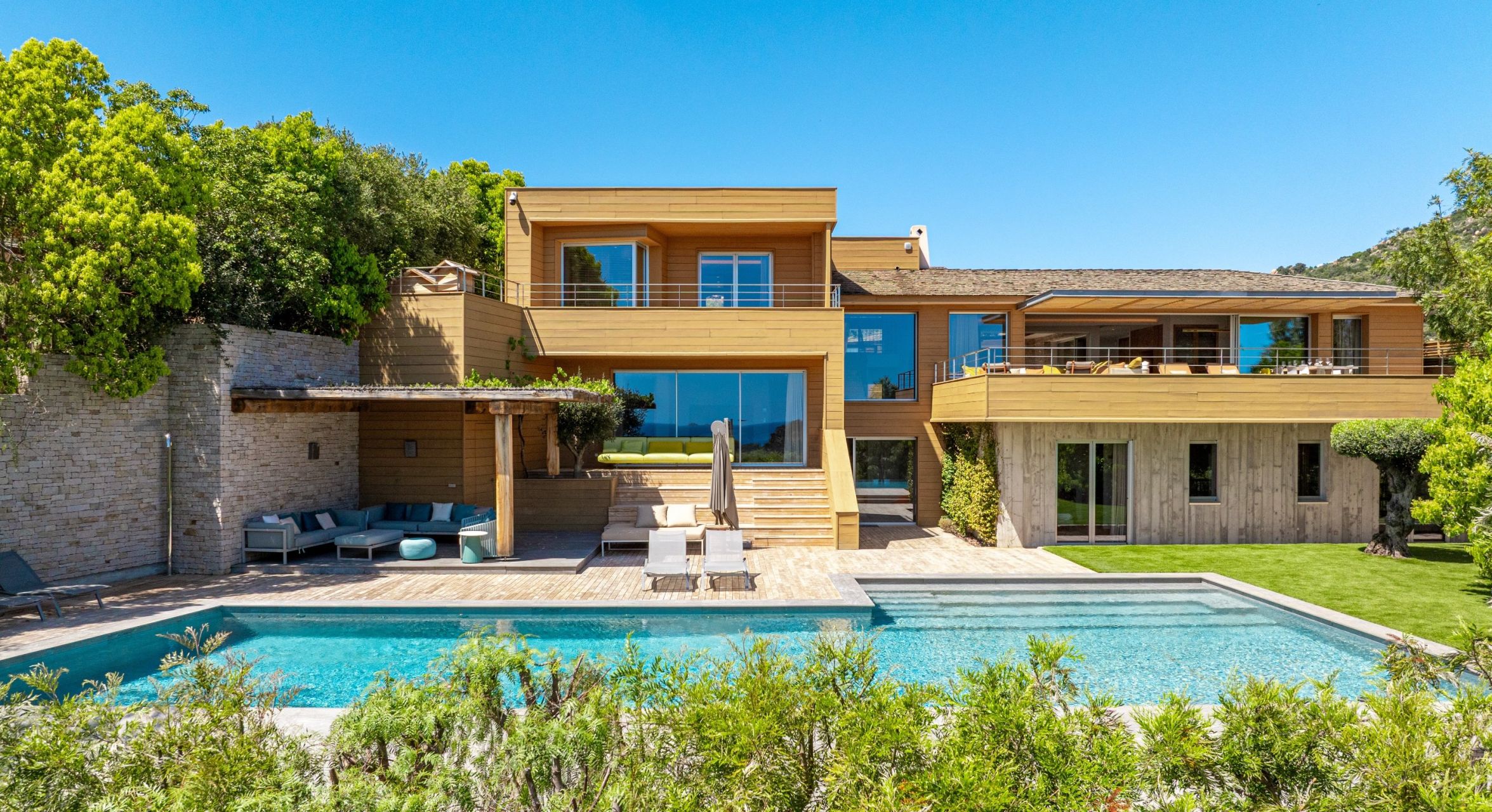 villa 7 Rooms for seasonal rent on PORTO VECCHIO (20137)
