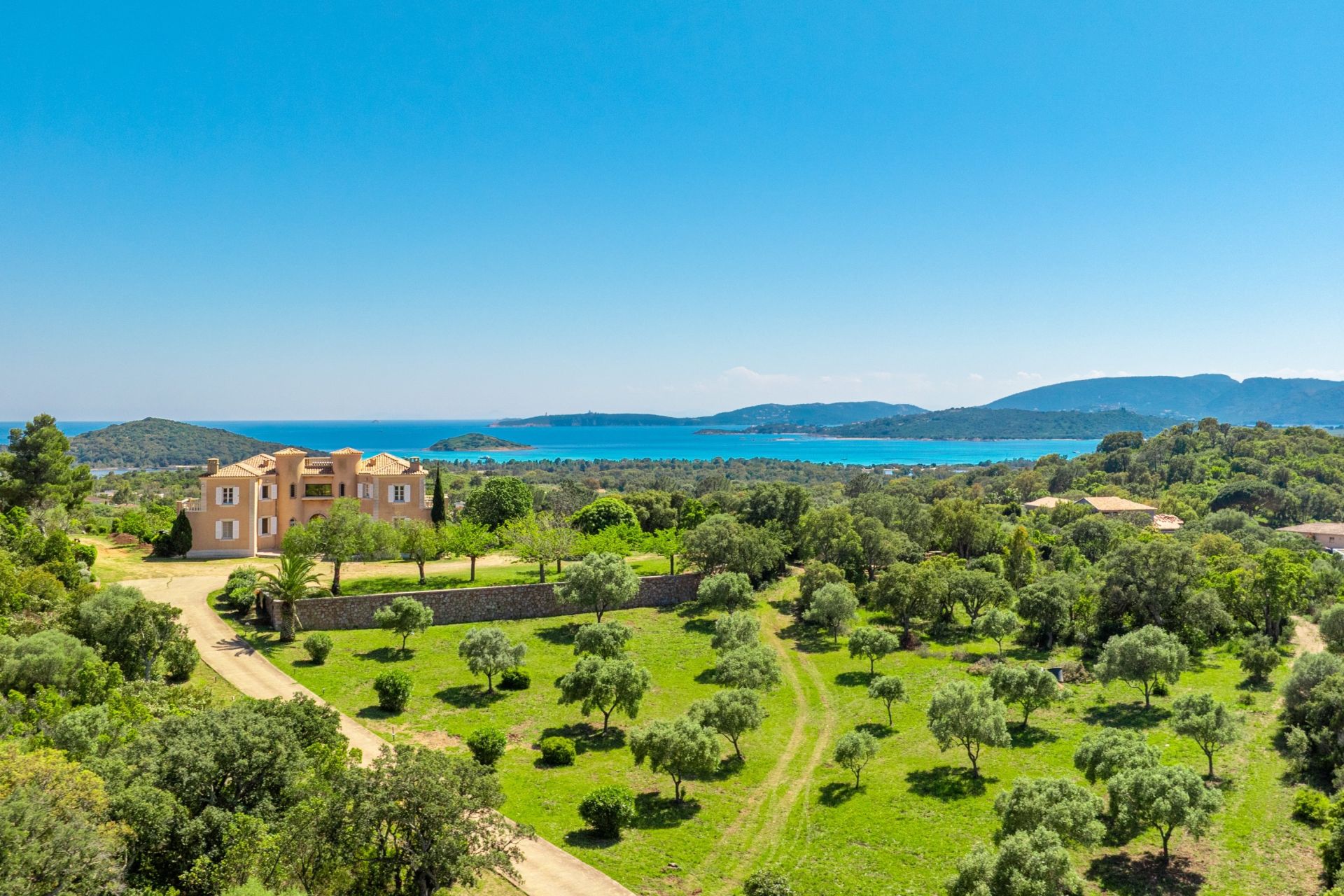 castle 13 Rooms for seasonal rent on ZONZA (20144)