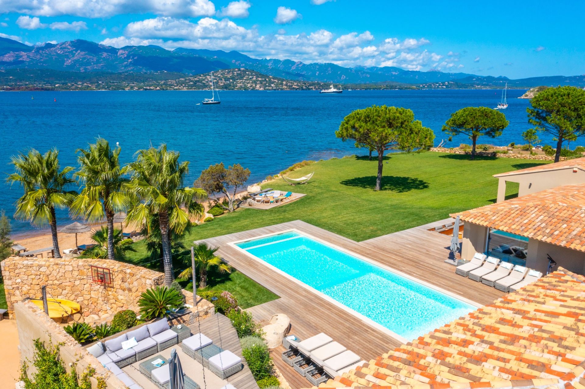 villa 8 Rooms for sale on PORTO VECCHIO (20137)