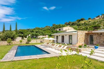 Location Maison Lumio 9 Pièces 450 m²