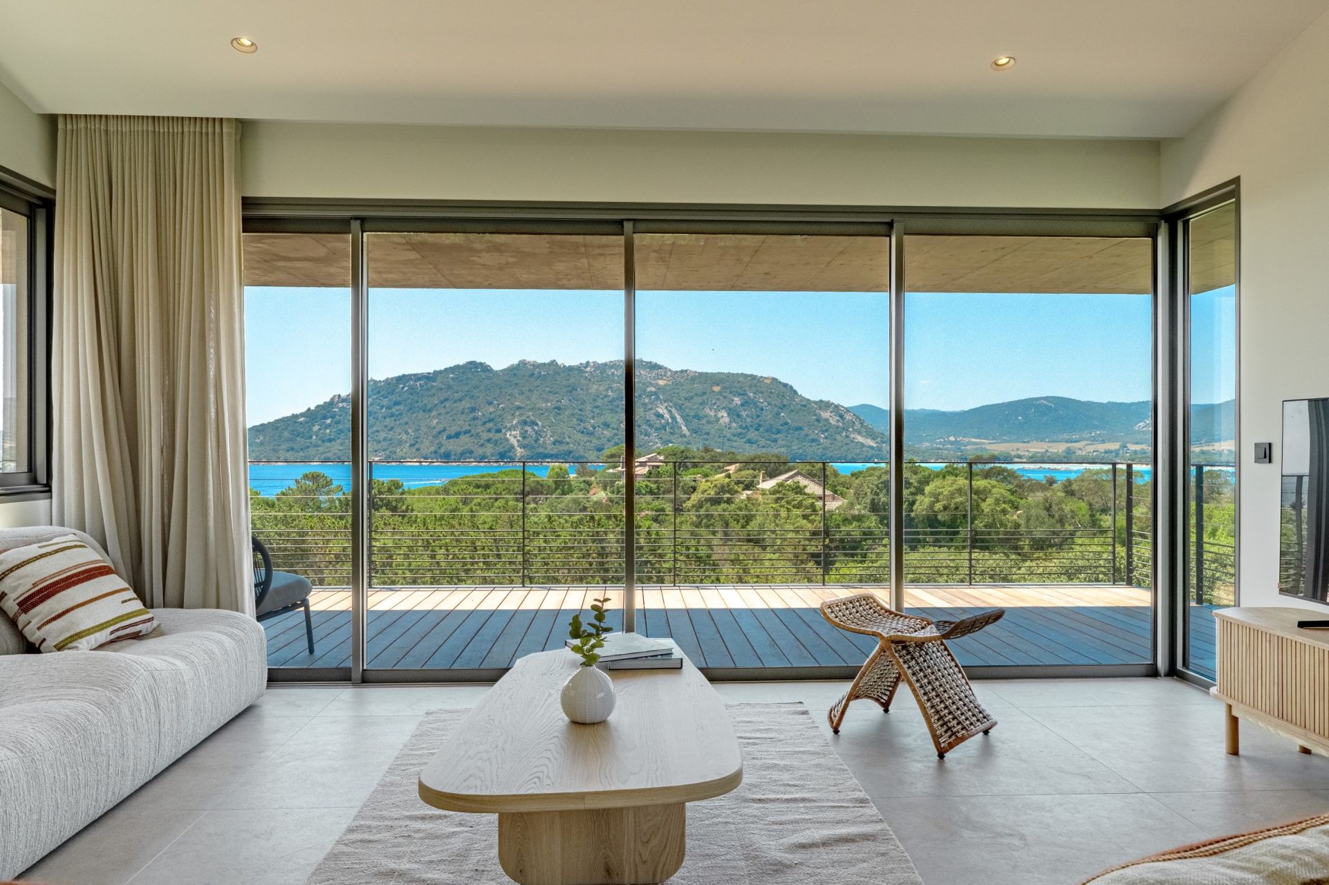 villa 6 Rooms for seasonal rent on PORTO VECCHIO (20137)