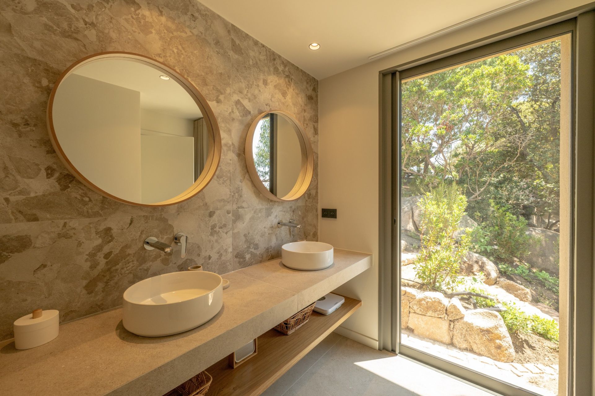 villa 6 Rooms for seasonal rent on PORTO VECCHIO (20137)