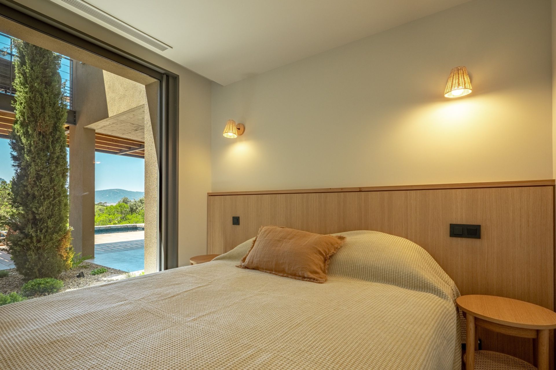 villa 6 Rooms for seasonal rent on PORTO VECCHIO (20137)