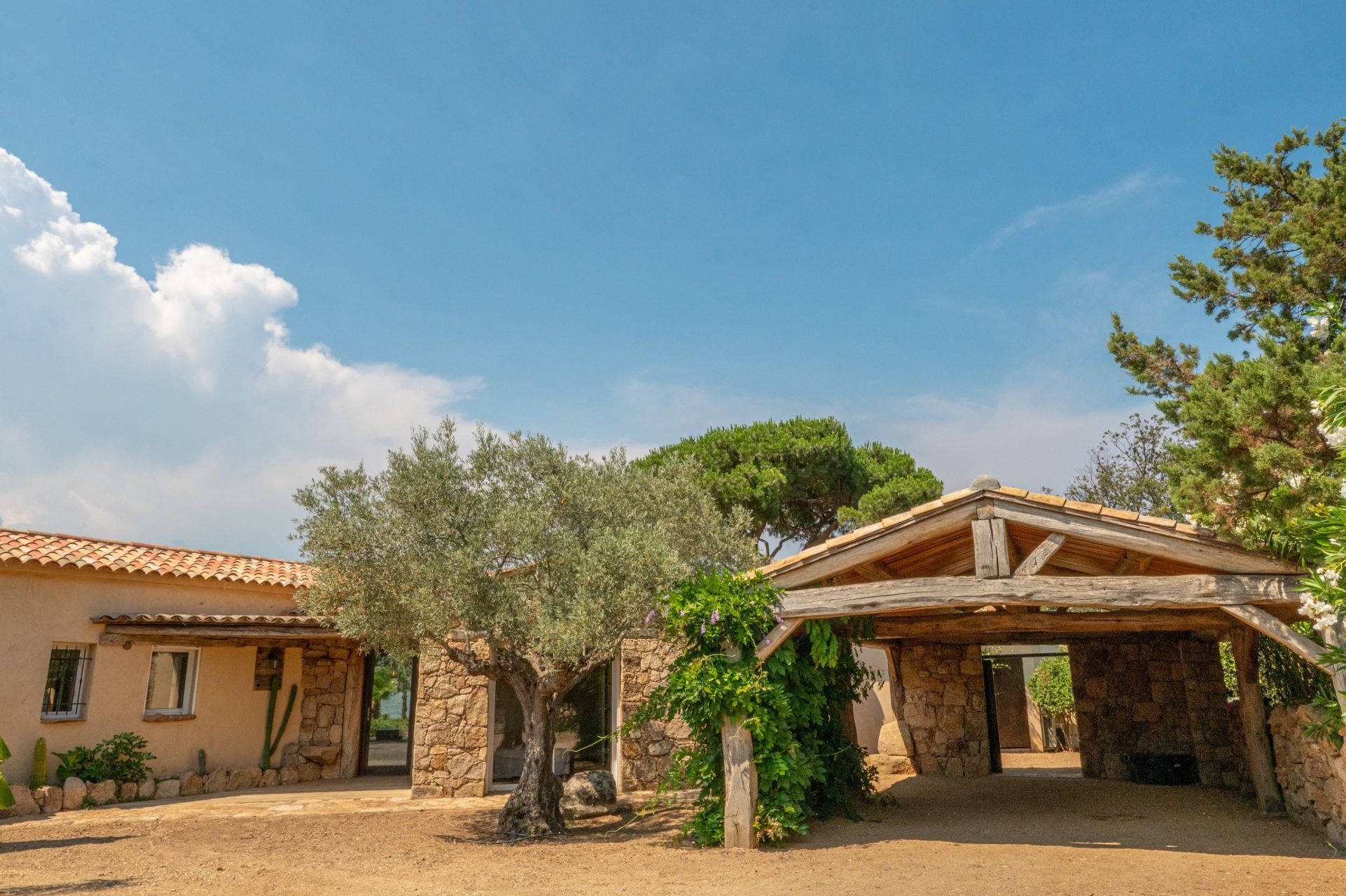 villa 6 Rooms for sale on PORTO VECCHIO (20137)