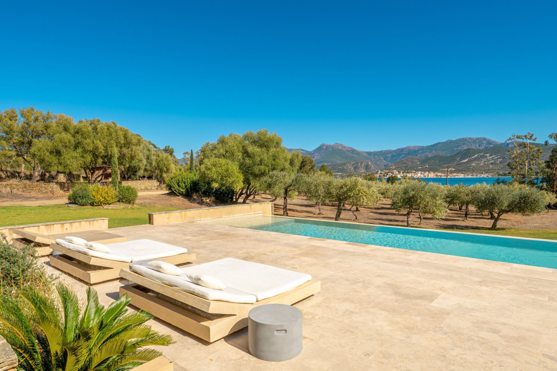 villa 8 Rooms for seasonal rent on ST FLORENT (20217)