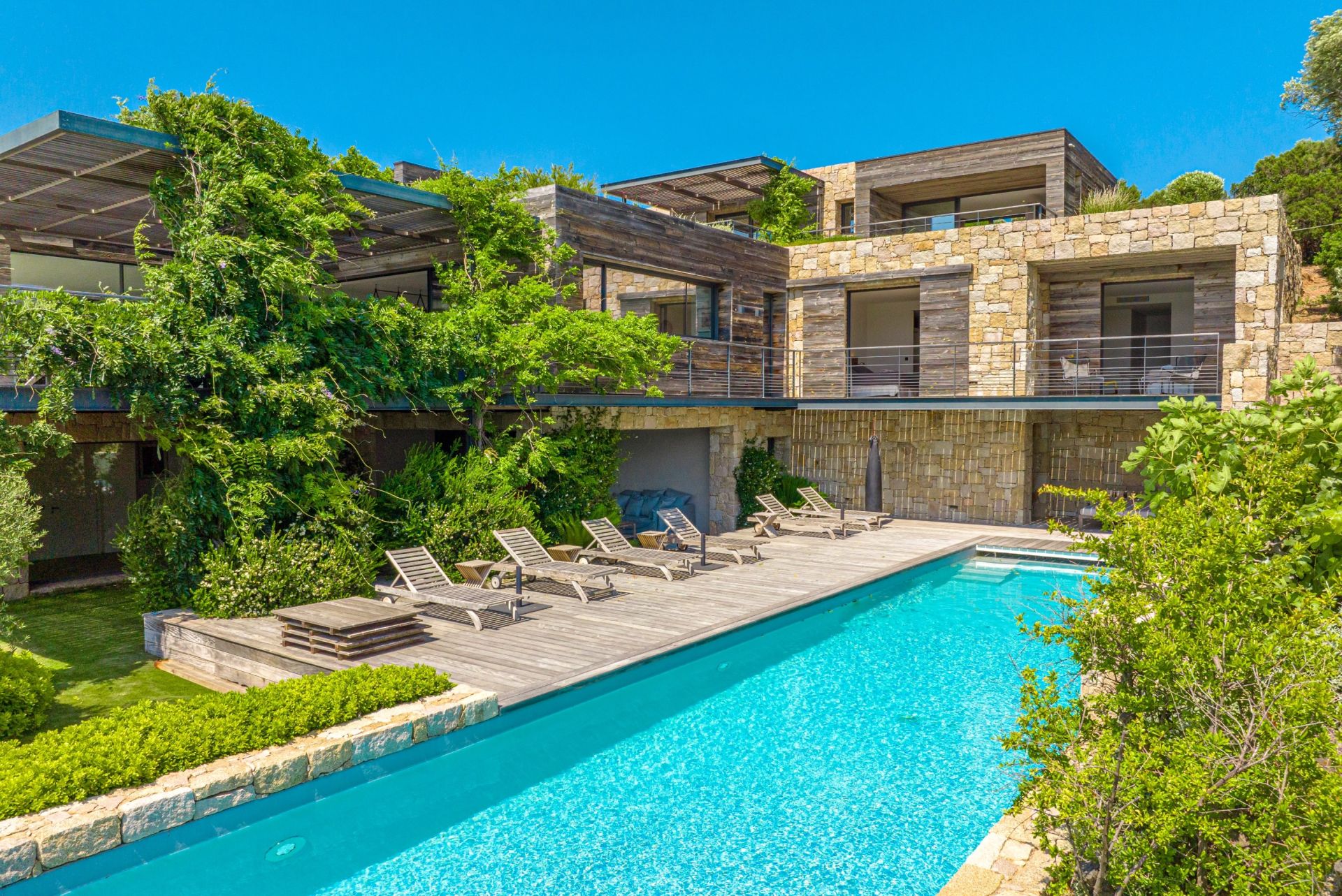 villa 9 Rooms for sale on PORTO VECCHIO (20137)