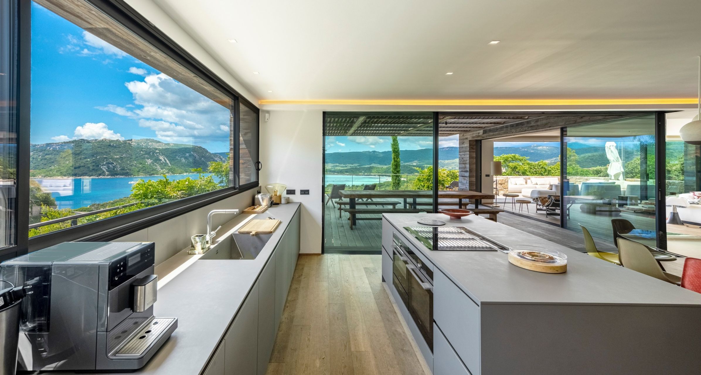 villa 9 Rooms for sale on PORTO VECCHIO (20137)