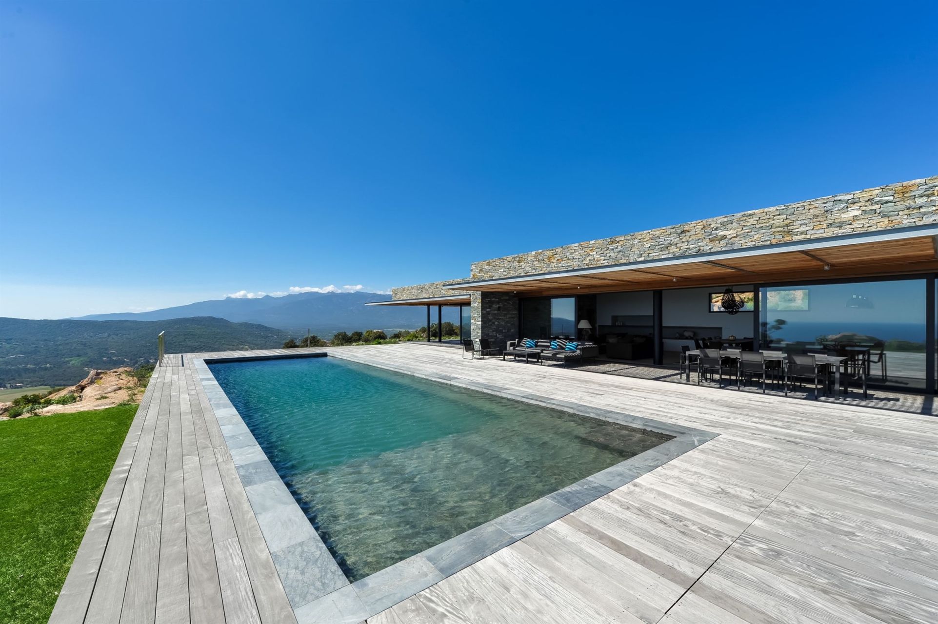 villa 7 Rooms for seasonal rent on PORTO VECCHIO (20137)