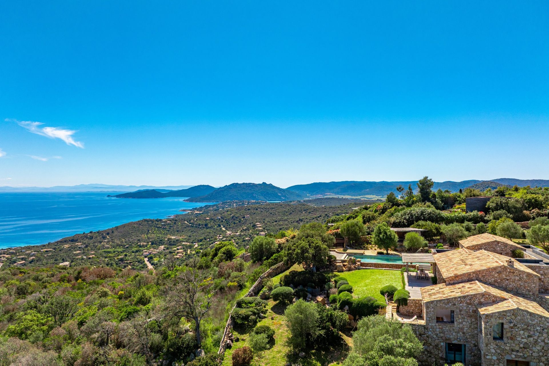 villa 10 Rooms for sale on PORTO VECCHIO (20137)