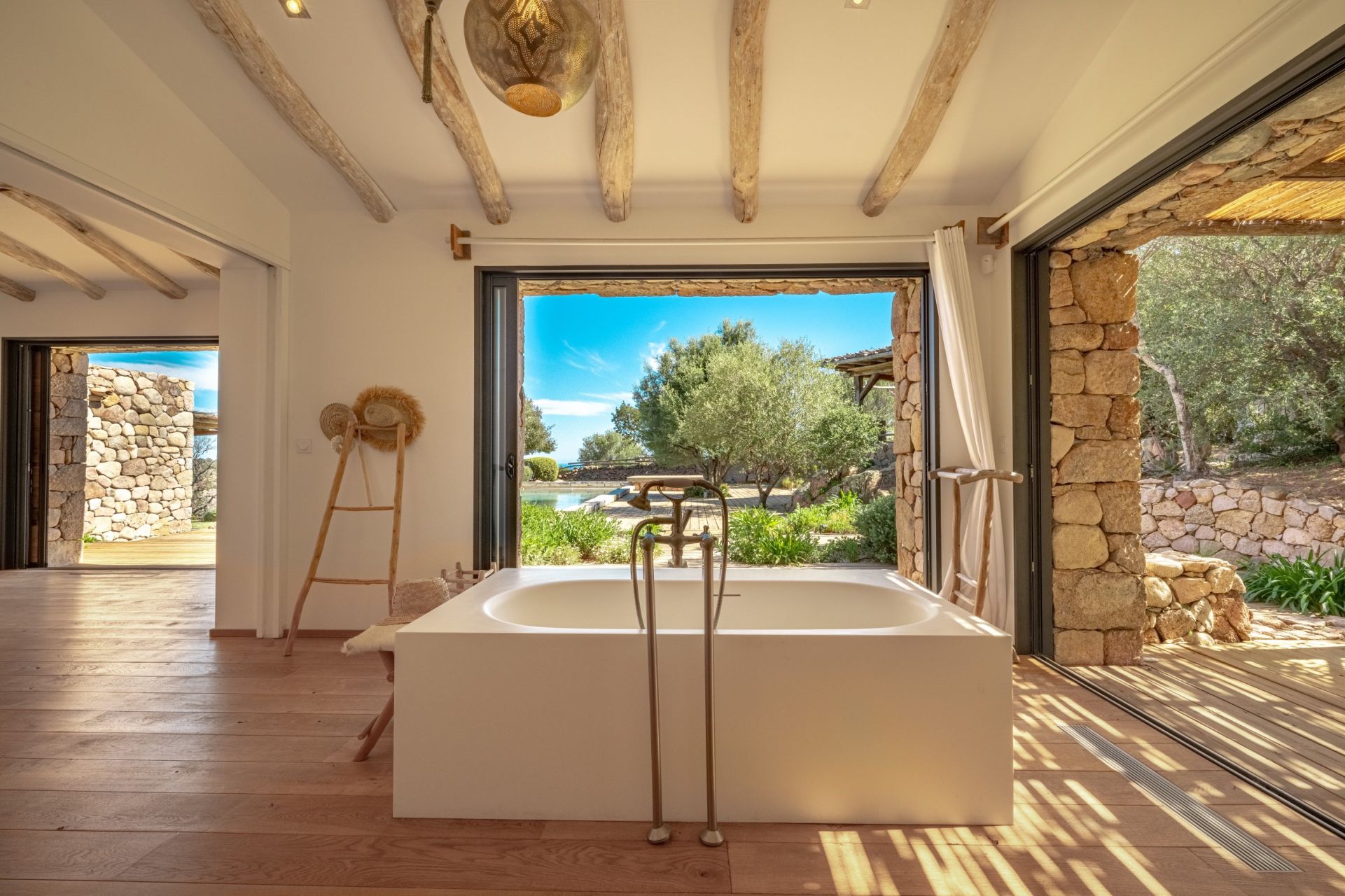 villa 10 Rooms for sale on PORTO VECCHIO (20137)