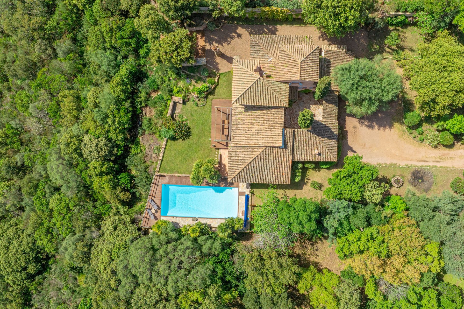 villa 7 Rooms for sale on PORTO VECCHIO (20137)