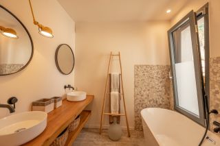 villa 6 Rooms for sale on SAGONE (20118)