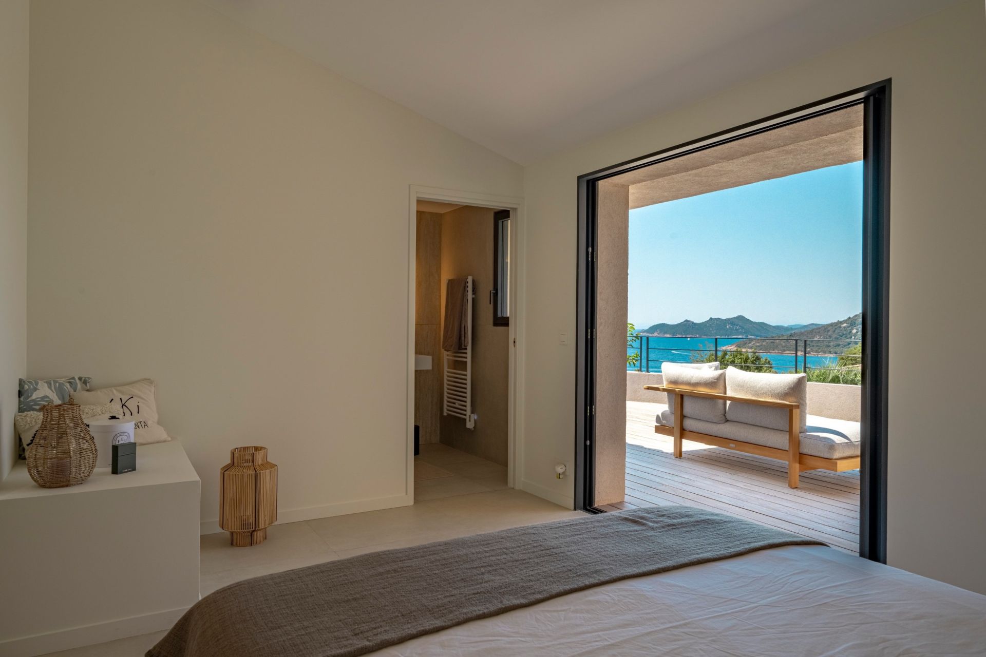 house 8 Rooms for seasonal rent on PORTO VECCHIO (20137)