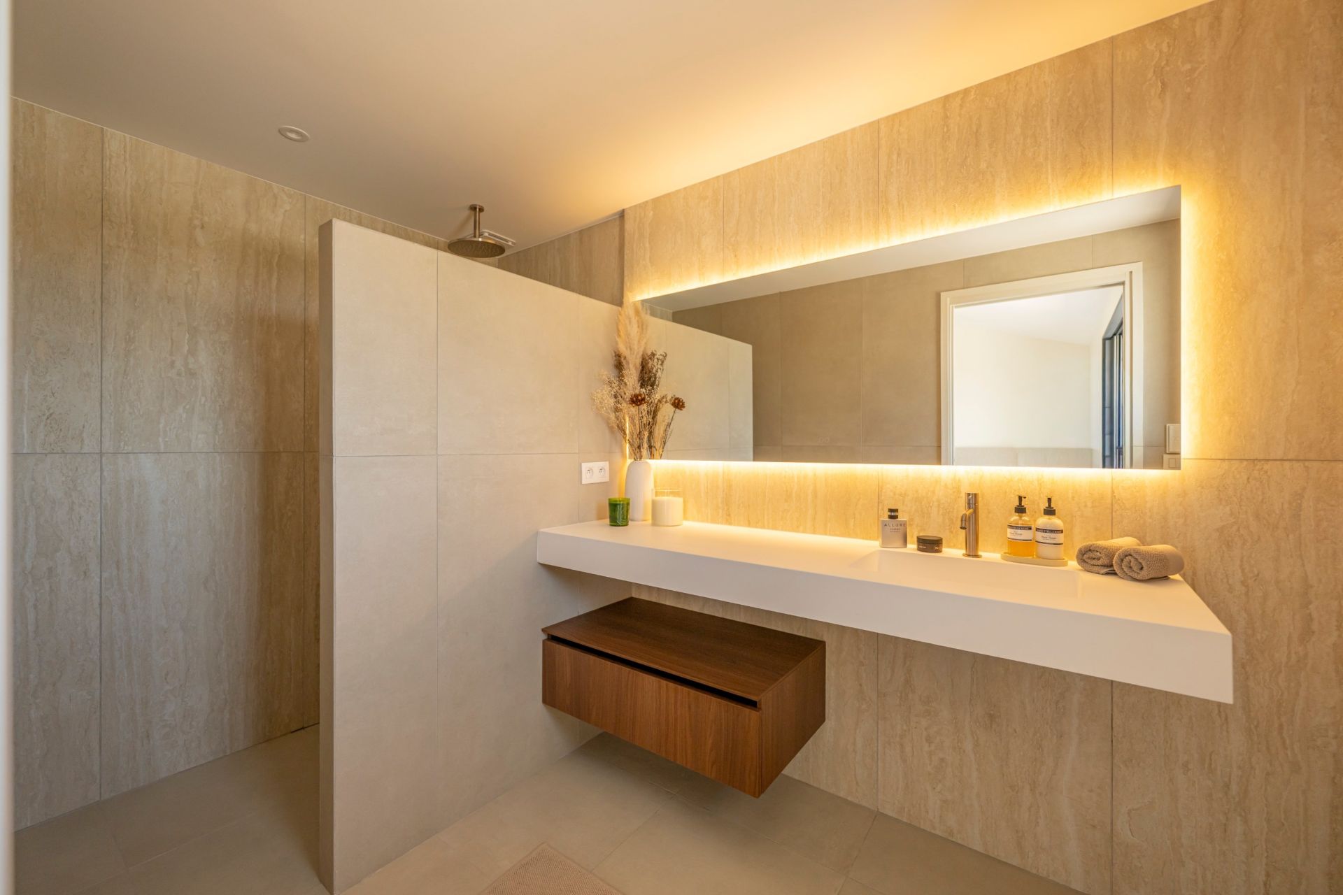 house 8 Rooms for seasonal rent on PORTO VECCHIO (20137)