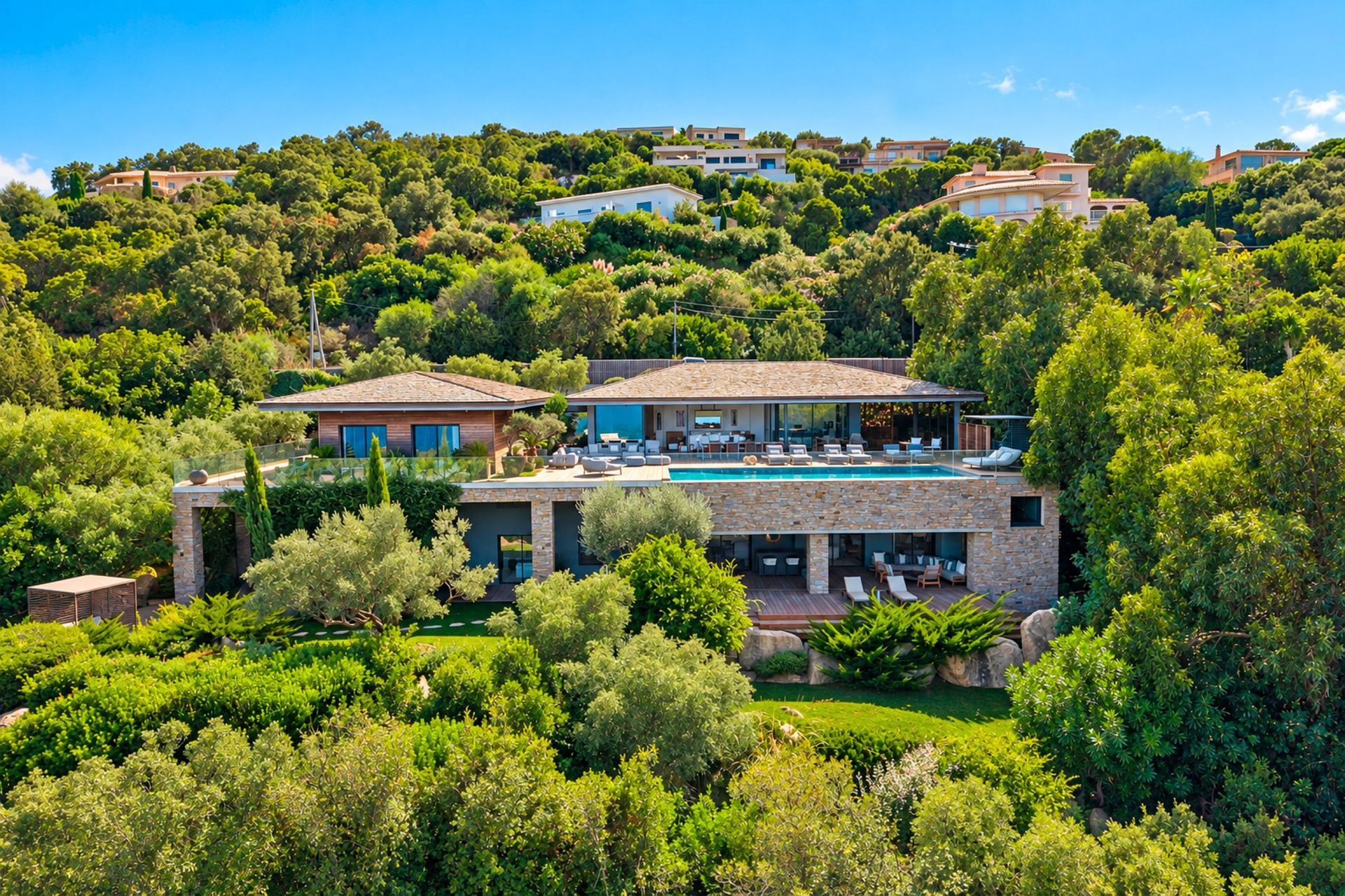 villa 11 Rooms for seasonal rent on PORTO VECCHIO (20137)