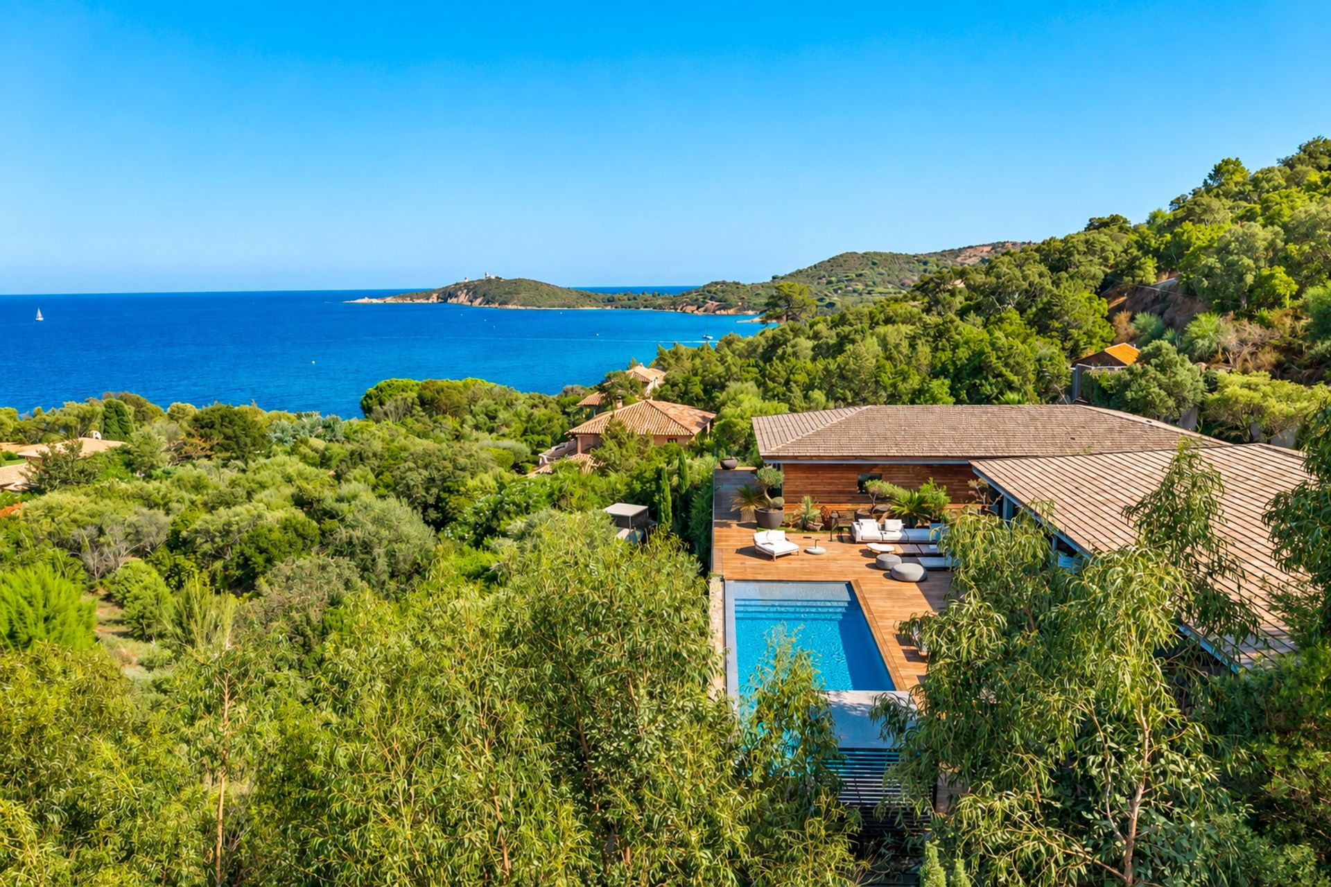 villa 11 Rooms for seasonal rent on PORTO VECCHIO (20137)