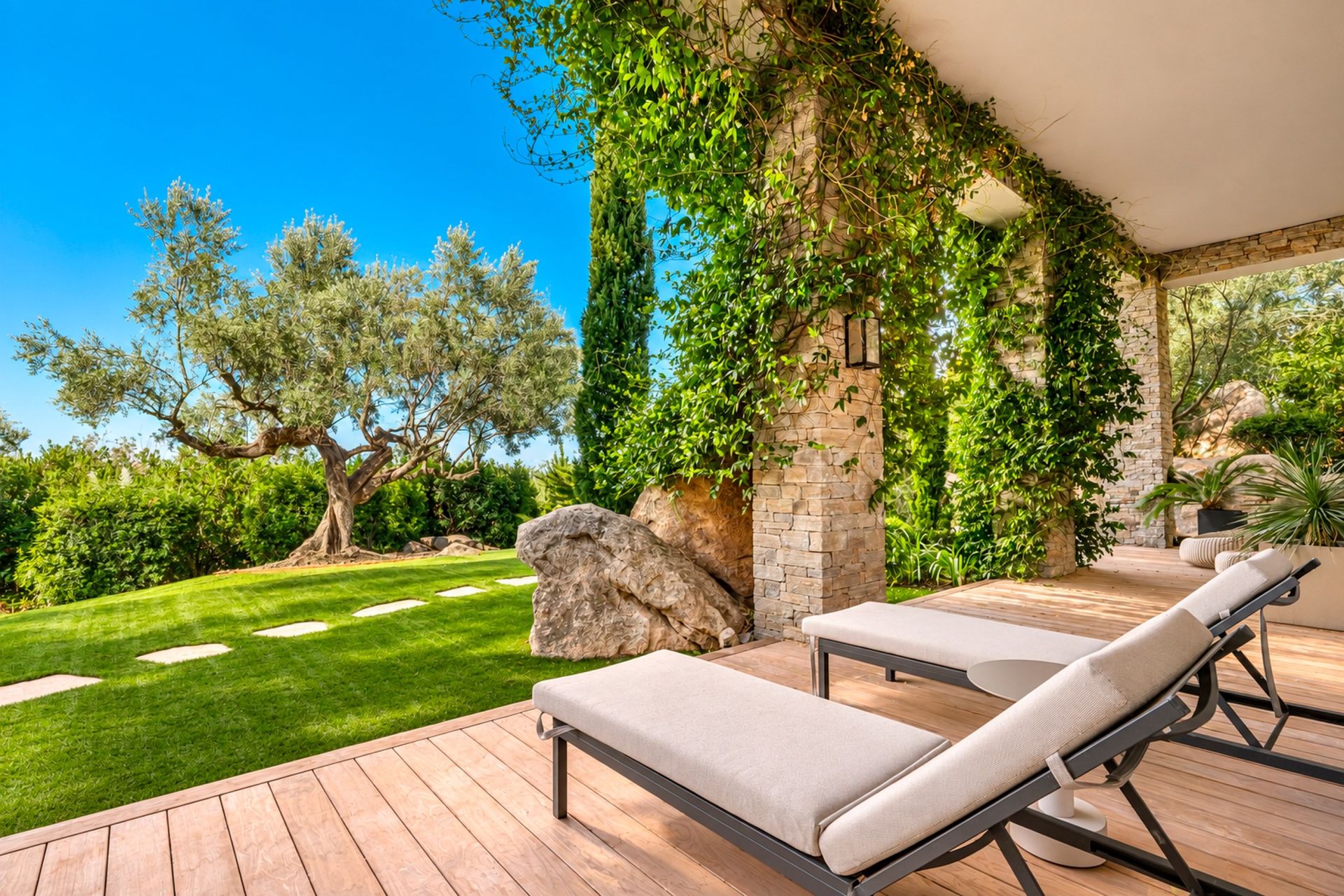 villa 11 Rooms for seasonal rent on PORTO VECCHIO (20137)
