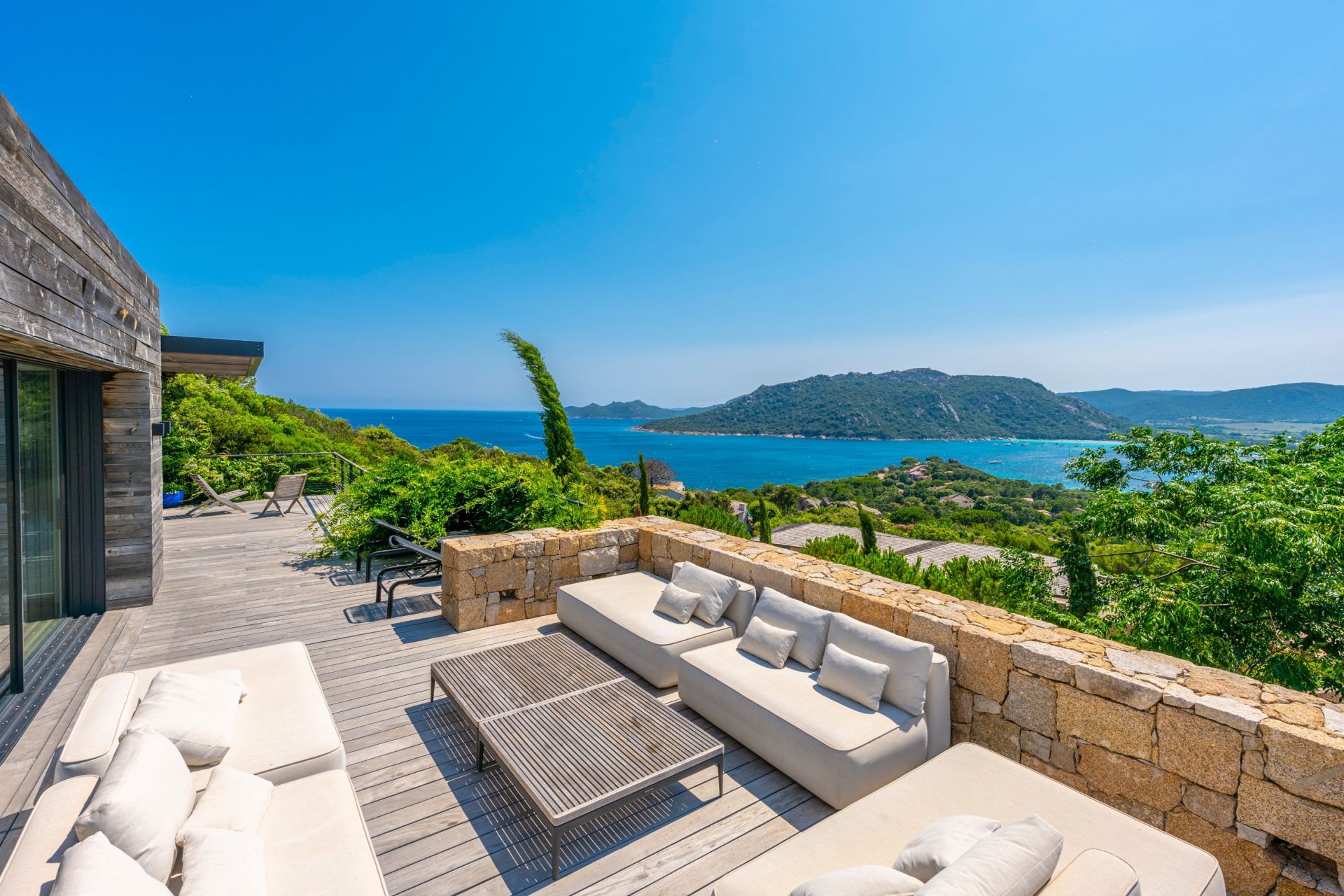 villa 14 Rooms for seasonal rent on PORTO VECCHIO (20137)