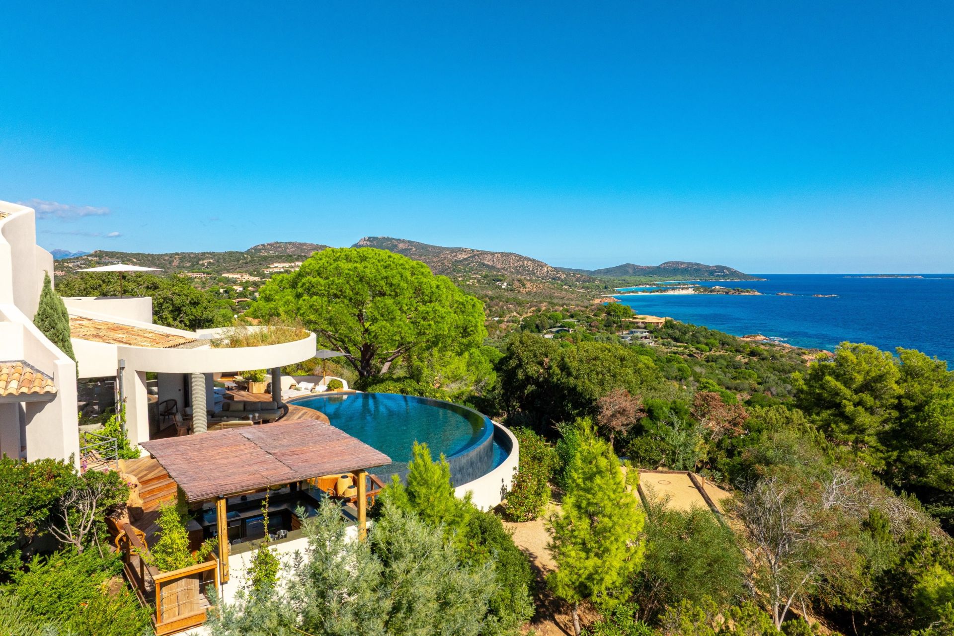 villa 9 Rooms for seasonal rent on PORTO VECCHIO (20137)