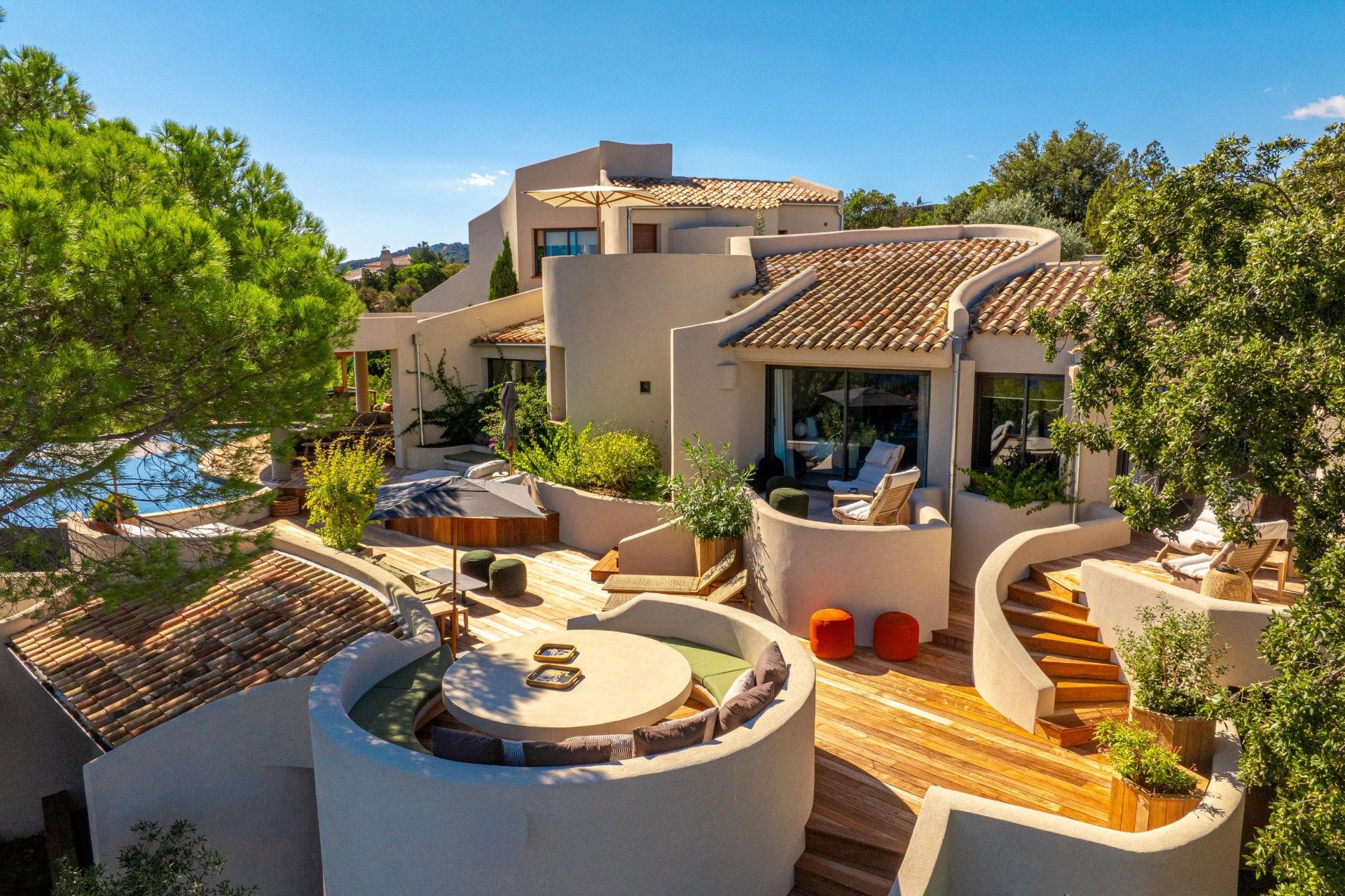 villa 9 Rooms for seasonal rent on PORTO VECCHIO (20137)