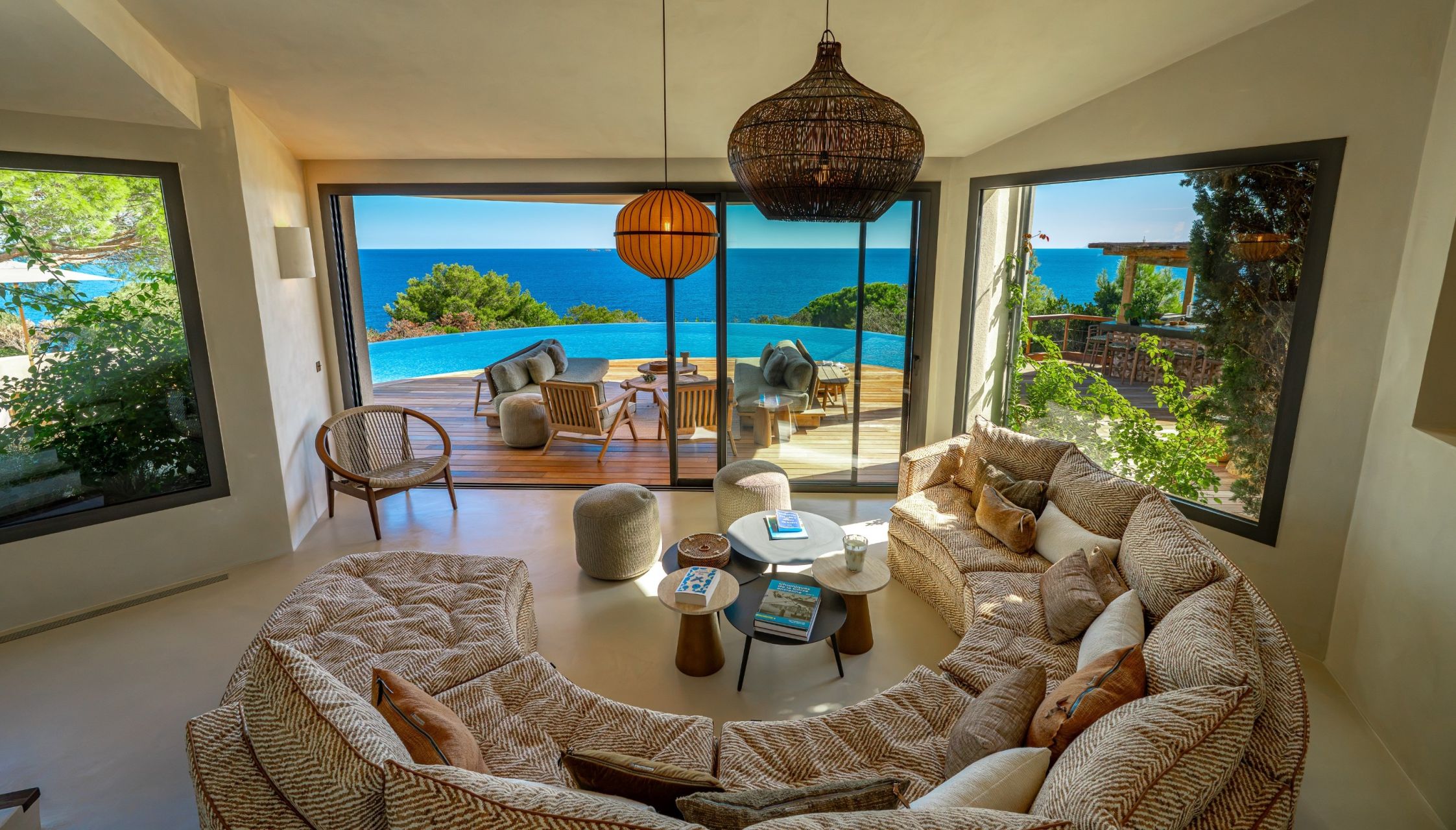 villa 9 Rooms for seasonal rent on PORTO VECCHIO (20137)