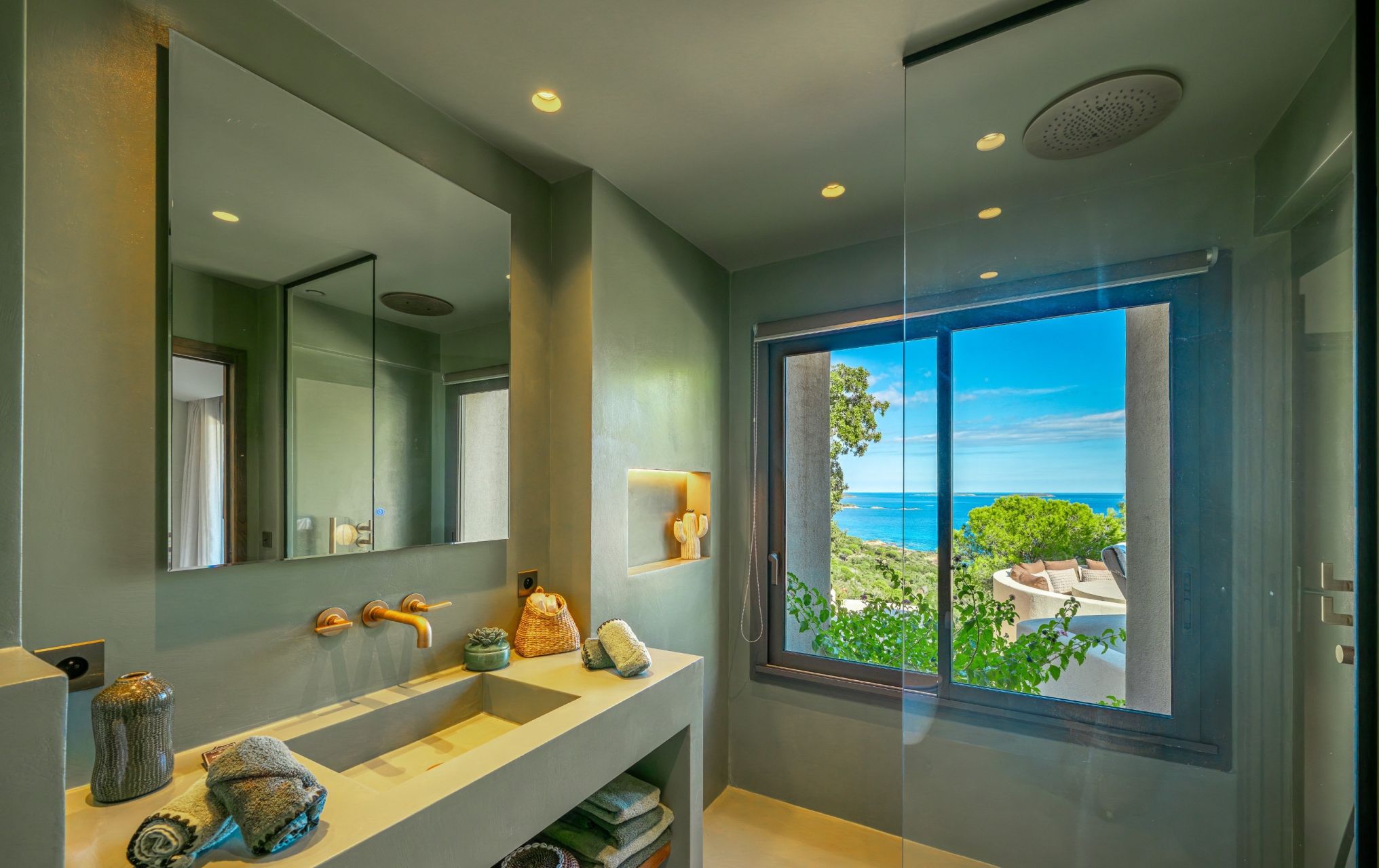 villa 9 Rooms for seasonal rent on PORTO VECCHIO (20137)