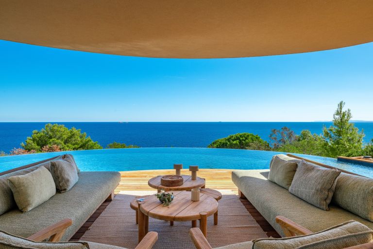 villa 9 Rooms for seasonal rent on PORTO VECCHIO (20137)